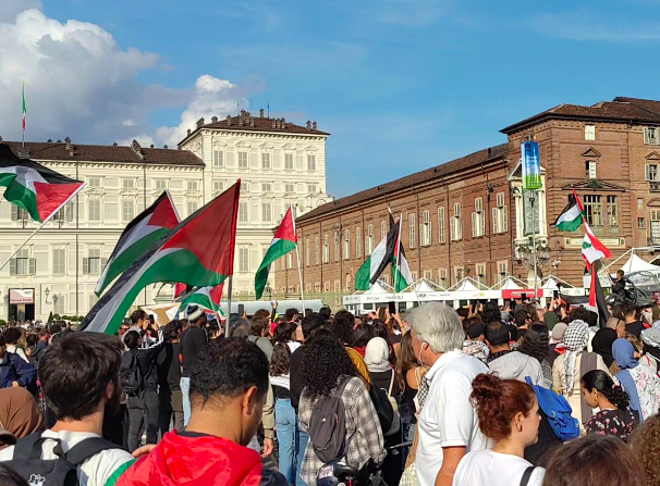 Tensione a Torino: nonostante il divieto della Questura, Pro Palestina in piazza