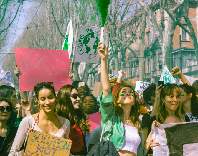 Sciopero per la giustizia climatica: il corteo dei Fridays for Future a Torino