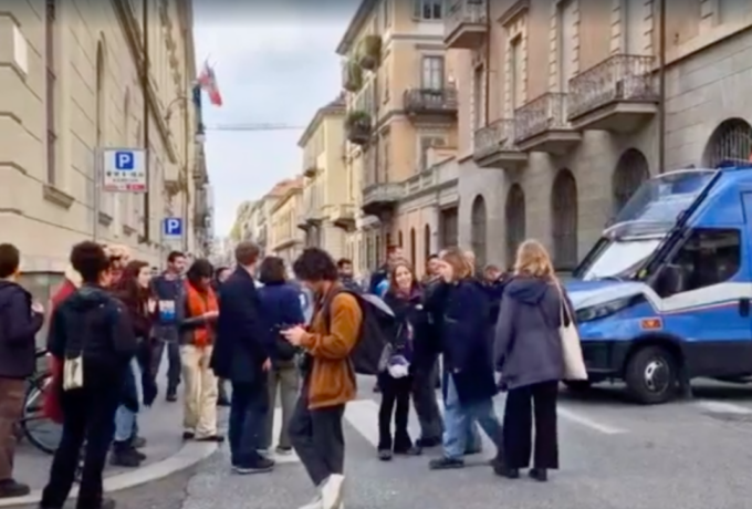 Collettivi femministi cercano di bloccare il convegno di Federvita al collegio San Giuseppe
