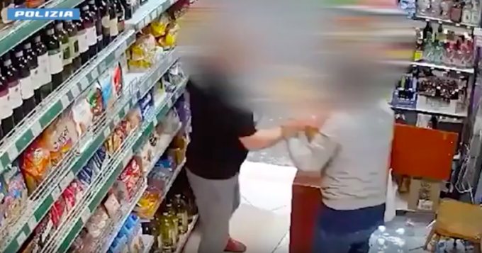 Aggressione al minimarket: prende a calci e pugni il commerciante che gli ha consegnato “solo” 20 euro