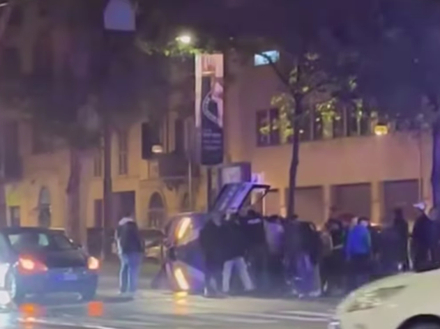 L’auto della polizia si ribalta, i passanti la rimettono sulle quattro ruote