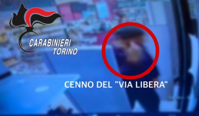 Rapinano farmacia, incastrati dal modo di camminare di uno dei due