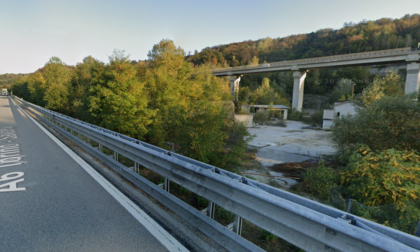 Tragedia a Priero: camionista perde il controllo del mezzo e rimane in bilico sul viadotto, morto un 72enne