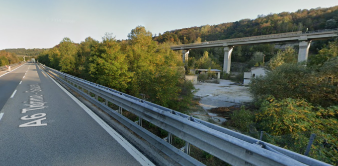Tragedia a Priero: camionista perde il controllo del mezzo e rimane in bilico sul viadotto, morto un 72enne