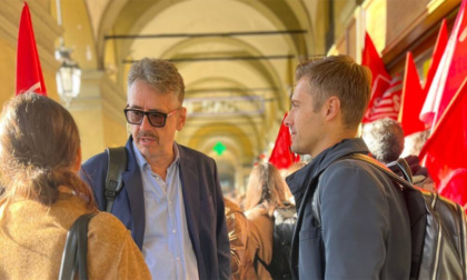 Chiusura uffici postali: protesta di cittadini e sindacati in via Sacchi a Torino