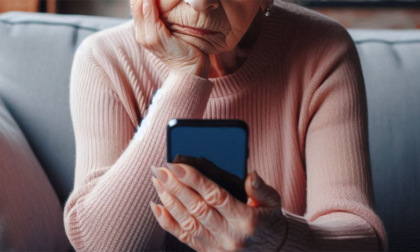 Botte e umiliazioni dal marito 80enne che diffonde anche sue foto intime: salva grazie a una telefonata