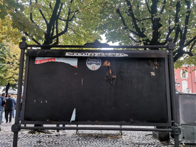 Vandalizzata la bacheca informativa di Fratelli d’Italia a Rivoli