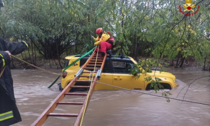 Maltempo in Piemonte: intrappolato sulla sua Jeep in mezzo all'acqua e salvato dai vigili del fuoco