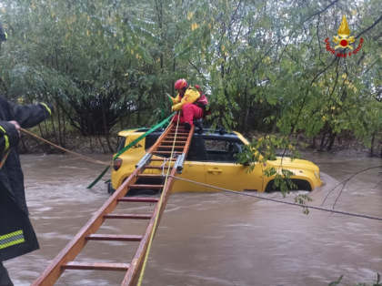 Maltempo in Piemonte: intrappolato sulla sua Jeep in mezzo all’acqua e salvato dai vigili del fuoco