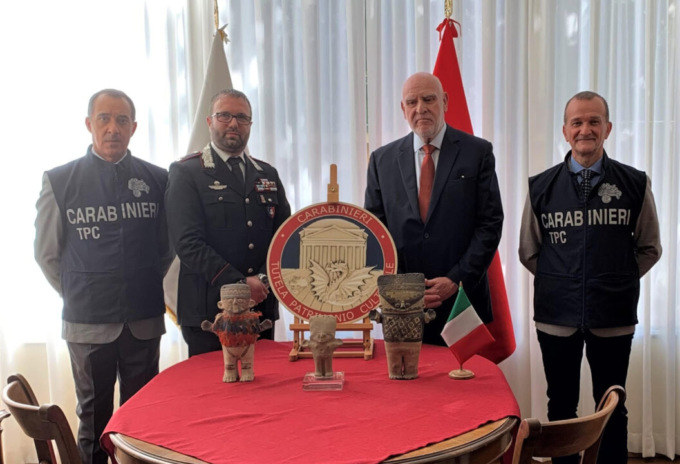 I carabinieri di Torino restituiscono al Consolato del Perù antichi manufatti portati in Italia illegalmente