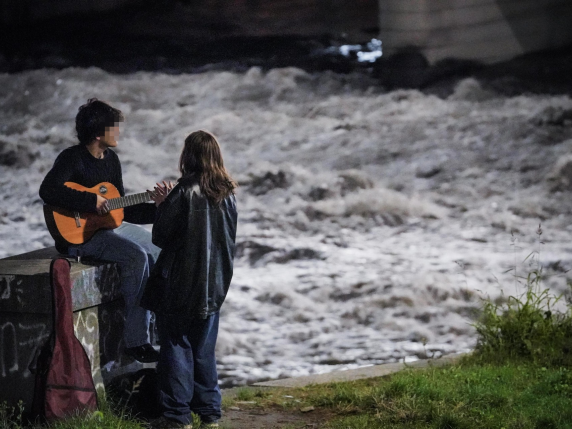 Lui, lei, la chitarra e la Dora ingrossata: ecco perché non ci dimenticheremo di questa immagine