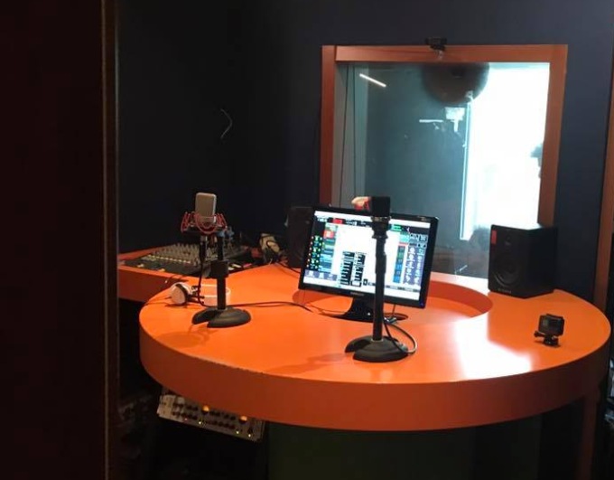Radio Veronica One venduta a un’emittente veneta: giornalisti e speaker a rischio licenziamento