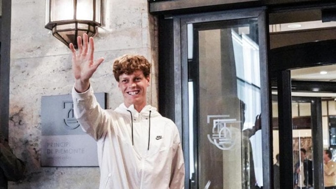 Tutti pazzi per Sinner: il campione è in città, la folla davanti al Principi del Piemonte per salutarlo