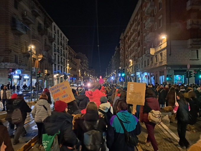Giornata Mondiale contro la violenza maschile, a Torino polemica per i due cortei vietati agli uomini