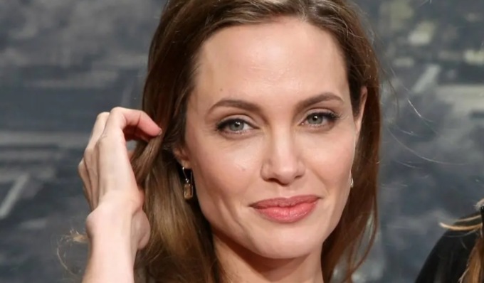 Angelina Jolie a Torino per il Film Festival presenta “Without Blood” e riceve la Stella della Mole da Alessandro Baricco