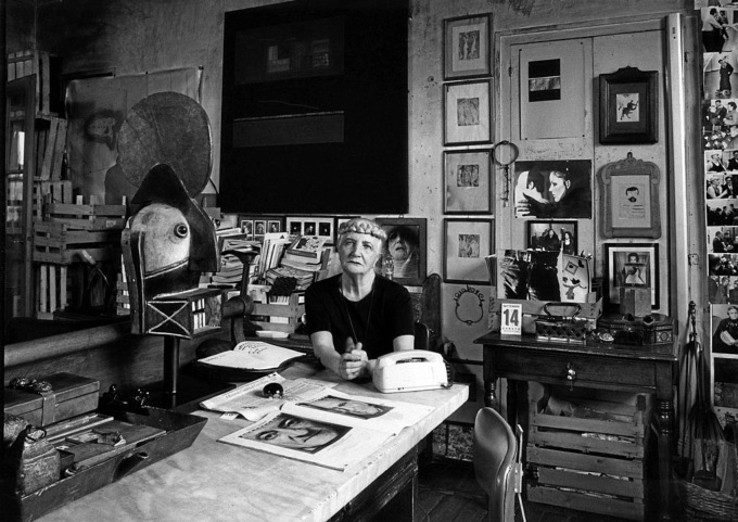 Tra pennelli, tele, foto, ricordi e dischi dei Rolling Stones: riapre la Casa Museo Carol Rama artista torinese amica di Andy Warhol