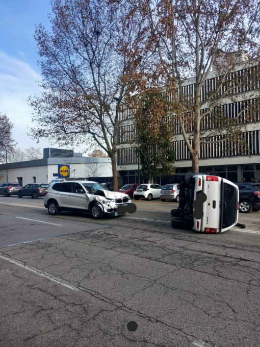 Scontro tra due auto in via Pio VII a Mirafiori