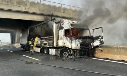 Camion a fuoco in tangenziale ad Orbassano