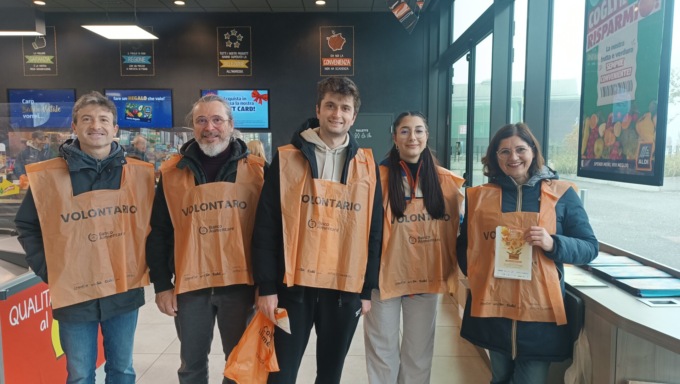 Colletta alimentare, numerosi volontari impegnati nei supermercati a Nichelino