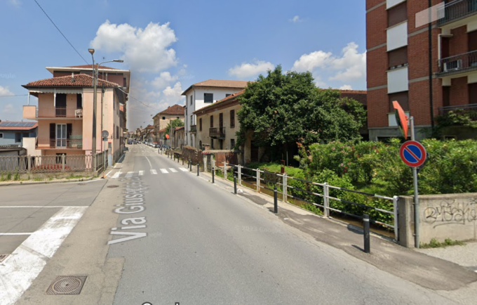 Pedone attraversa la strada e viene investito da un’auto a Carmagnola