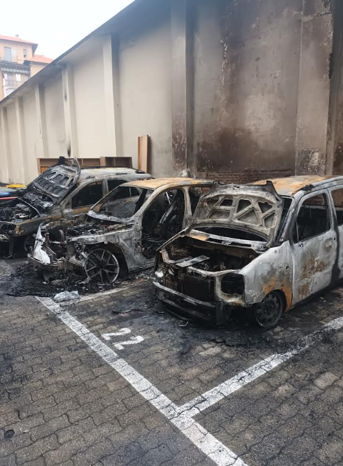 Incendio in un cortile di un complesso ATC in via Lancia, a fuoco tre auto