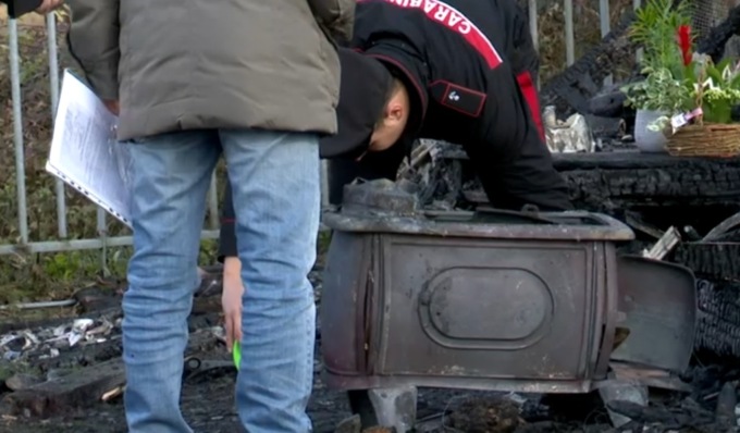 Tragedia nella notte, anziana muore carbonizzata nell’incendio della sua baracca