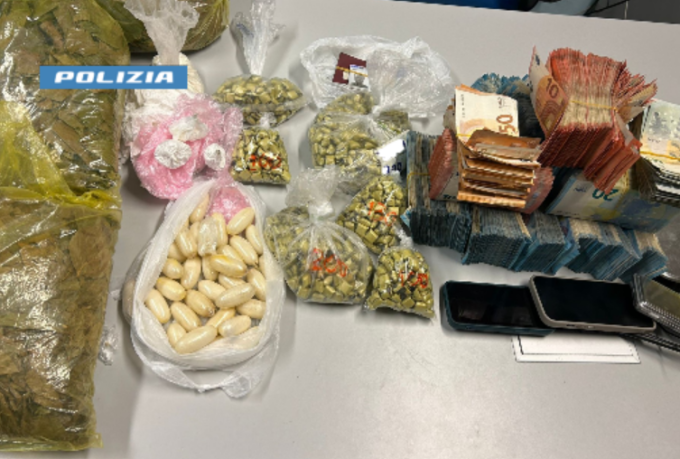 In un appartamento oltre 1000 dosi di cocaina e un bottino da 78mila euro: due arresti