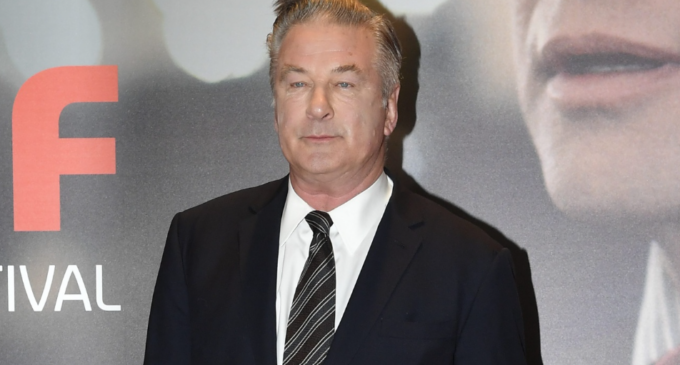 Parata di stelle al Torino Film Festival: premiato Alec Baldwin (che schiva le domande sull’incidente mortale sul set)