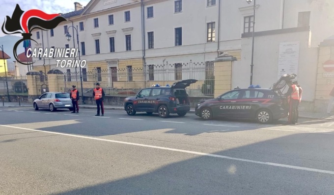 Uno evaso dai domiciliari, l’altro trovato con un coltello: scatta la denuncia