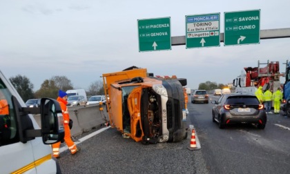 Autoarticolato si schianta contro mezzo di cantiere fermo: un ferito e traffico in tilt