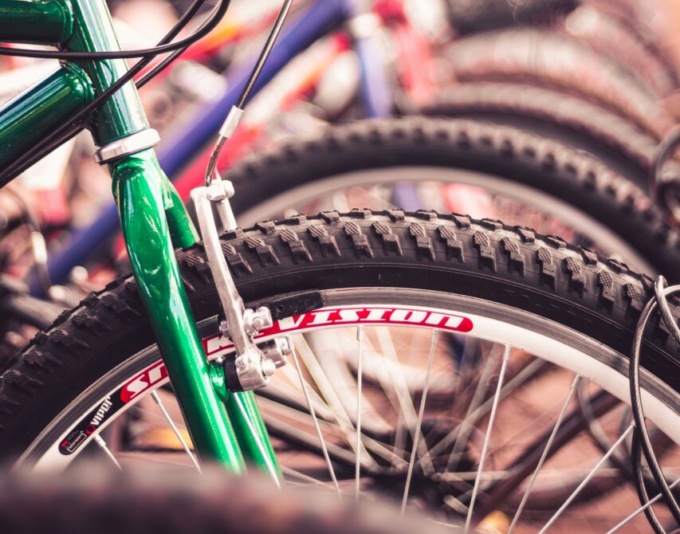Forza la saracinesca e ruba le bici, ma fa poca strada