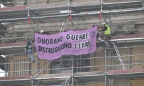 Appesi all'impalcatura di Palazzo Madama: la protesta di Extinction Rebellion alla festa delle forze armate