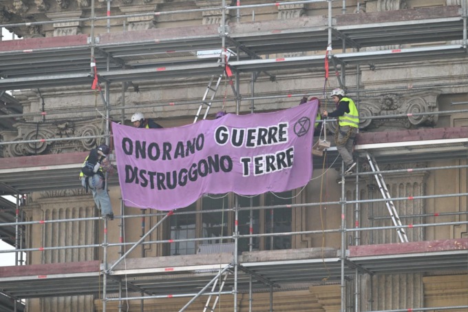 Appesi all’impalcatura di Palazzo Madama: la protesta di Extinction Rebellion alla festa delle forze armate