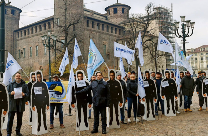 Alla Prefettura di Torino il Flash Mob con le sagome di cartone della polizia