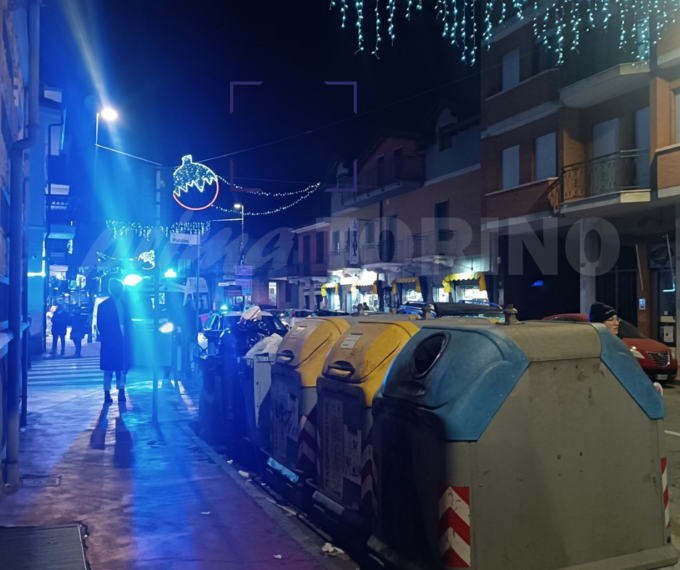 Nichelino, una donna viene investita da un’auto mentre scarica della merce dal veicolo, poi arriva il marito sul posto e investe un ciclista