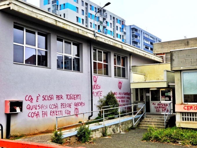 Torino, indagine su rete no vax: 12 persone nei guai per blitz contro scuole e ospedali