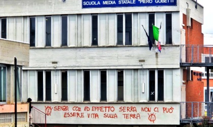 Beinasco, imbrattate da ignoti con scritte "no vax" una scuola e un centro giovani