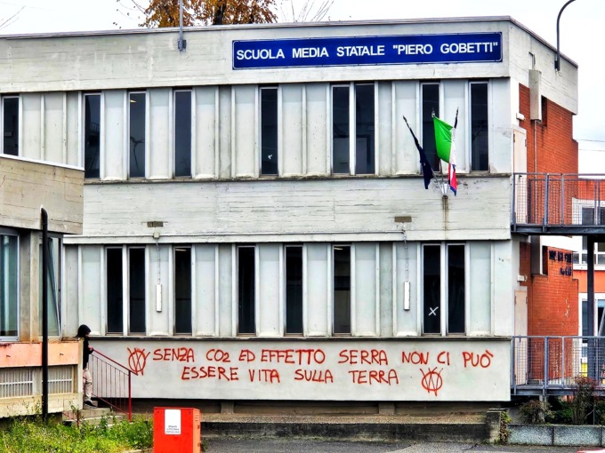 Beinasco, imbrattate da ignoti con scritte “no vax” una scuola e un centro giovani