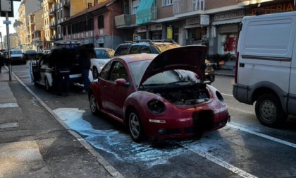 Nichelino, auto prende fuoco in pieno centro: intervento dei pompieri