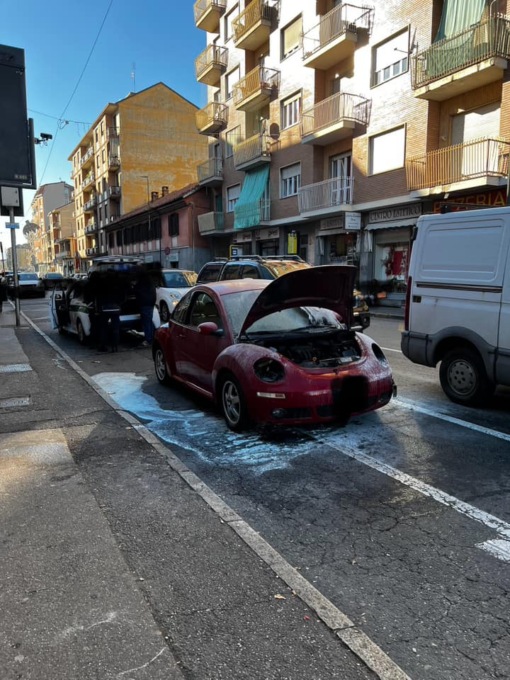 Nichelino, auto prende fuoco in pieno centro: intervento dei pompieri