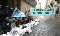 "La Regione fa acqua da tutte le parti": l'ultima protesta degli Extinction Rebellion in Consiglio regionale