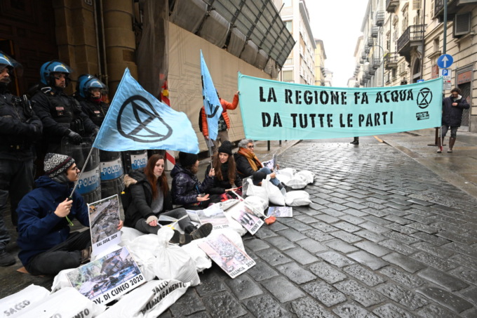 “La Regione fa acqua da tutte le parti”: l’ultima protesta degli Extinction Rebellion in Consiglio regionale