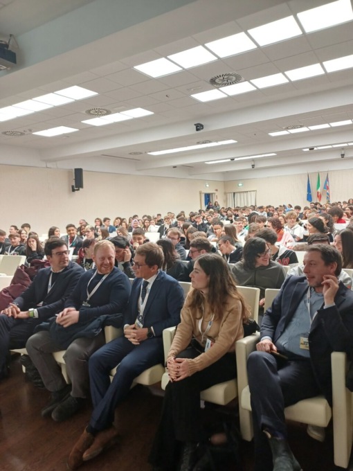 Ragazzi e ragazze delle scuole superiori in Città metropolitana a parlare delle scelte future