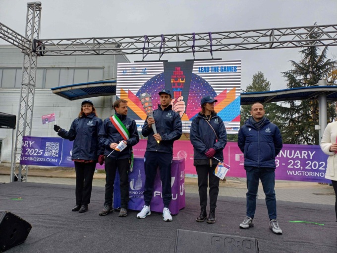 Inizia da Pinerolo il tour della Fiaccola dei Giochi Mondiali Universitari Torino 2025