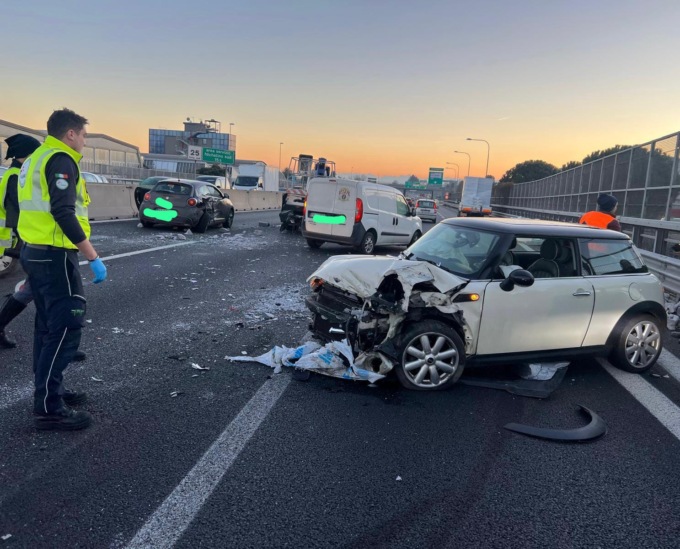 Scontro tra 4 auto in tangenziale sud vicino corso Allamano