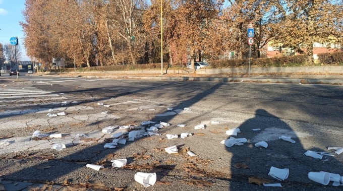 Nichelino, danno da bere ai partecipanti della Torino City Marathon e lasciano a terra i rifiuti