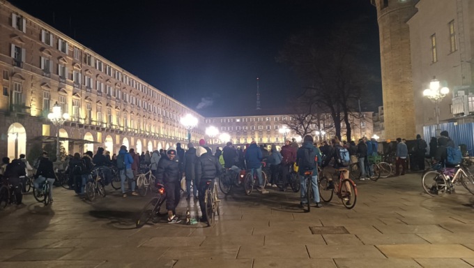 Critical Mass, giovani scendono in piazza per difendere l’ambiente e la mobilità sostenibile