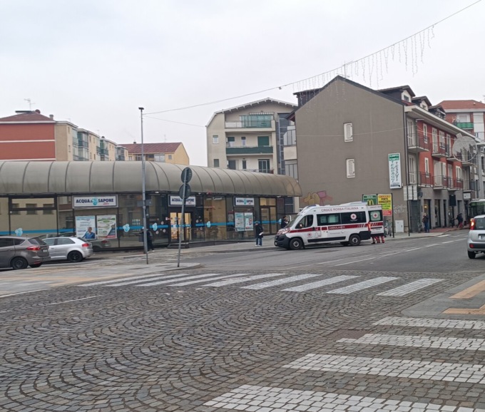 Anziano si sente male in centro Nichelino e viene soccorso dai passanti