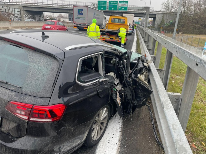 Scontro tra un camion e un’auto in tangenziale tra Borgaro e Caselle