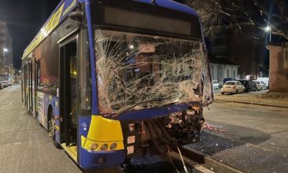 Violento scontro tra un autobus Gtt e un'auto all'incrocio tra via Stampini e via Sparone